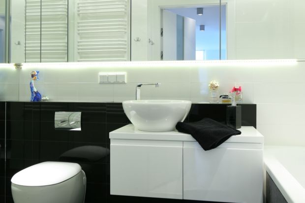 Kolor biały to baza aranżacji całego mieszkania. Dużo jest go także w łazience. Łazienka jest prosta i nowoczesna lecz jednocześnie intryguje wyrafinowanymi detalami w kobiecym stylu.