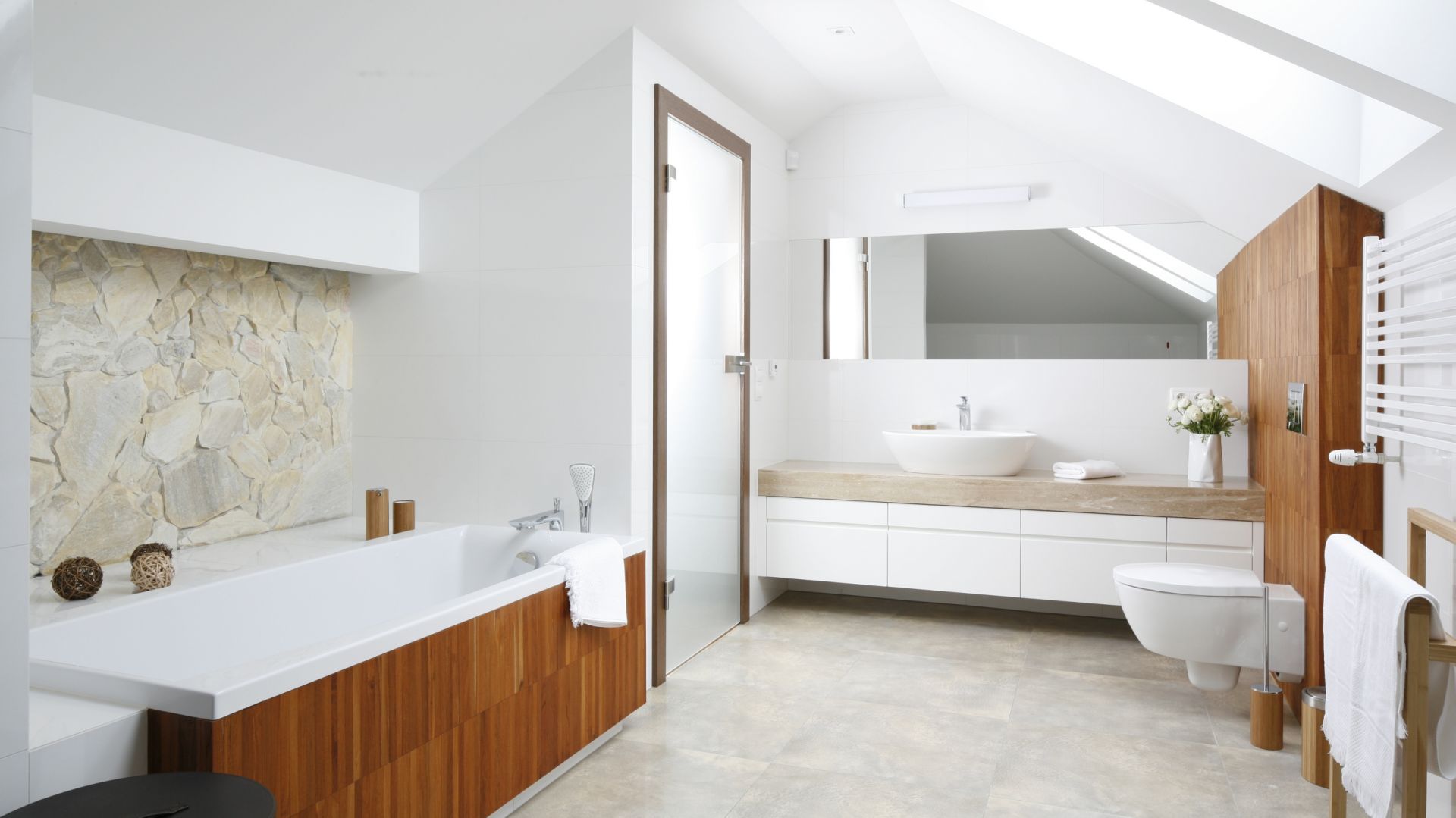 Biała łazienka z drewnem - zobacz gotowy projekt