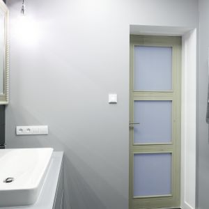 Drzwi łazienkowe są w klasycznym stylu. Fot. Bartosz Jarosz
