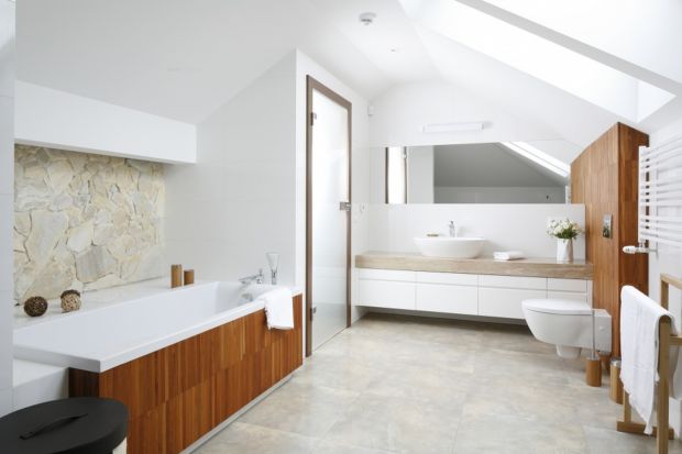 Kąpiel z widokiem na gwiazdy, poranna toaleta czy szybki prysznic pod skosami – przytulna łazienka na poddaszu umożliwi wymarzony relaks – wystarczy ją funkcjonalnie zaprojektować.<br /><br />