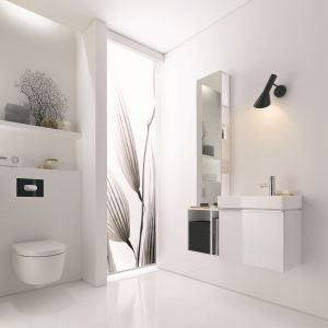 Półki za lustrem - lustro iCon XS Keramag ma praktyczne, boczne półki. To schowki na kosmetyki i przybory toaletowe; ok. 1.120 zł (28x120 cm). Fot. Keramag
