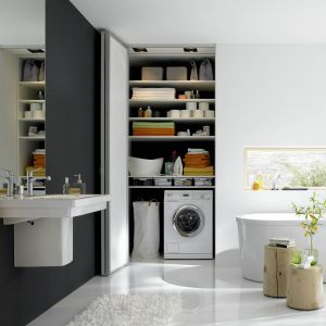 Ukryta pralka - drzwi składane Raumplus umożliwiają zamknięcie wnęki z domową pralnią; wycena wg projektu. Fot. Raumplus
