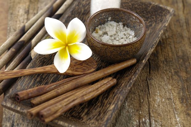 Olejek cynamonowy – aromaterapia w łazience