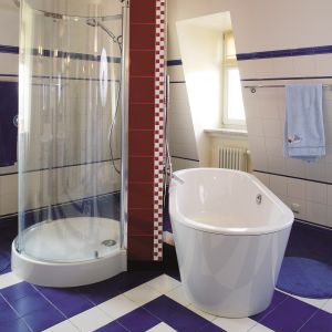 Wolno stojęce modele wanny i kabiny prysznicowej tworzą kąpielowy duet wyeksponowany na środku pomieszczenia. Fot. Tomasz Markowski
