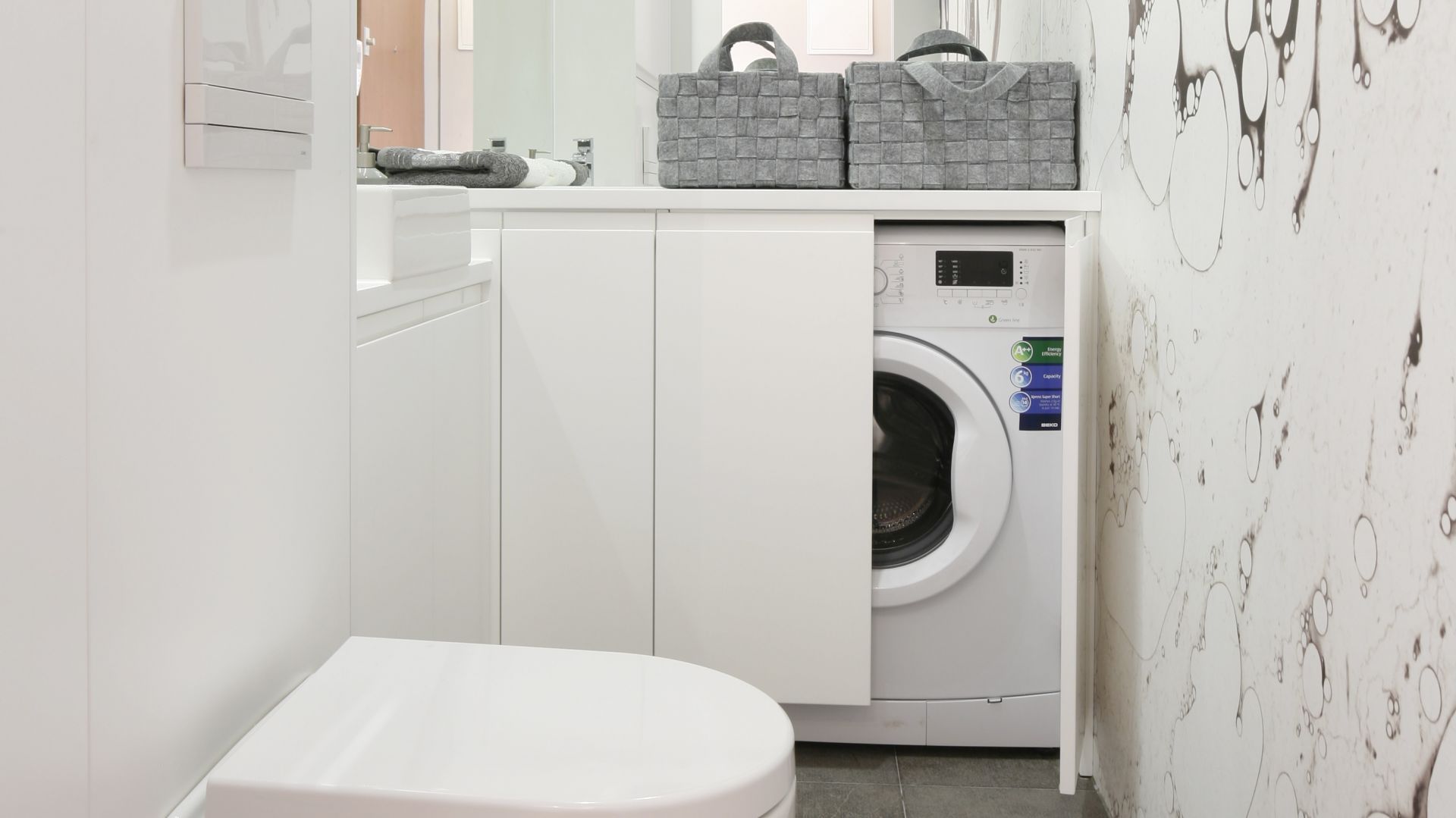 Szafka na pralkę – 15 pomysłów z małych łazienek