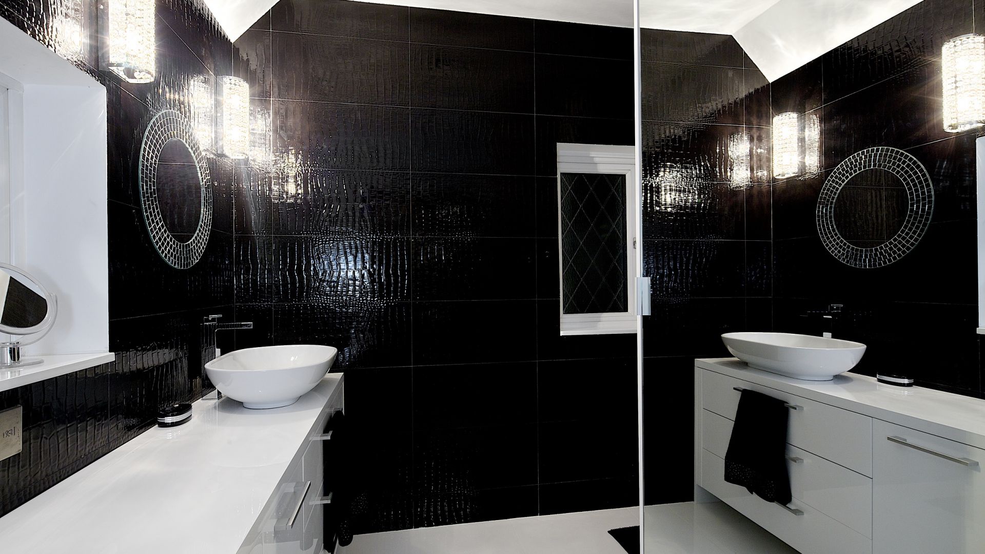 Łazienka biało-czarna – gotowy projekt z dużym lustrem