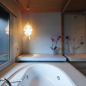 Nad wanną zaplanowano niewielką półkę - na kosmetyki bądź dekoracje. Projekt: Coblonal Arquitectura. Fot. Coblonal Arquitectura.