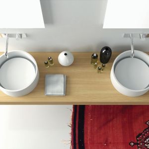 Do łazienki o charakterze salonu kąpielowego pasują umywalki nablatowe w formie mis. Fot. Moma Design