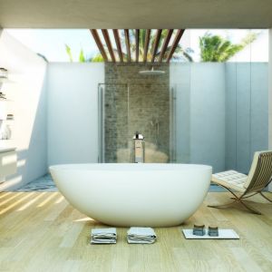 Drewniana podłoga, wolno stojąca wanna, nablatowe umywalki-misy - wszystkie te elementy budują w przestronnej łazience klimat luksusowego SPA. Fot. Moma Design