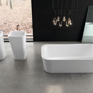 Wolno stojące umywalki i wanna z serii Meisterstueck Emerso to idealne elementy do salonu kąpielowego utrzymanego w nowoczesnej stylistyce. Fot. Kaldewei