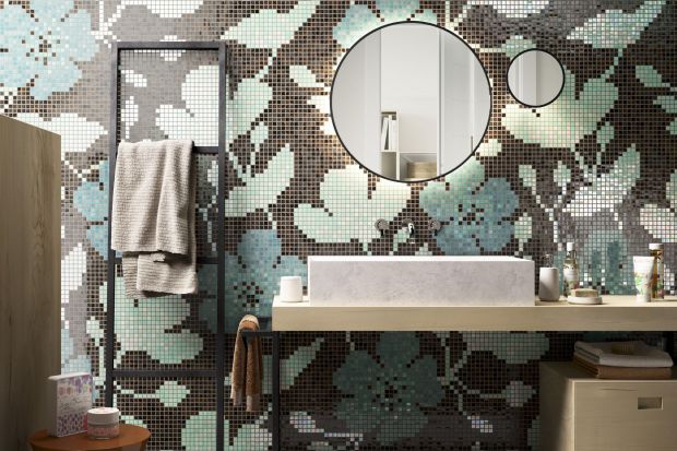 Ściany w łazience: postaw na piękne kwiatowe mozaiki