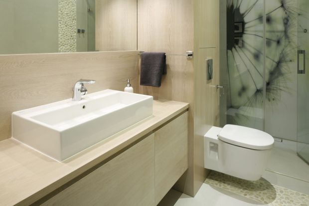 W nowoczesnych łazienkach tradycyjne wolno stojące wc coraz częściej zastępują podwieszane miski toaletowe. Przeczytajcie opinię architekta, dlaczego warto wybrać takie rozwiązanie.