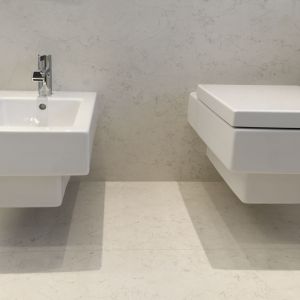 Podwieszanej ceramice sanitarnej nadano geometryczne, kubistyczne kształty. Projekt: arch. Marta Pala-Szczerbak, Minimoo. Fot. Piotr Lipiecki