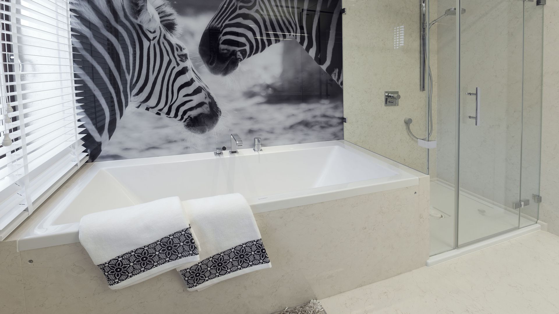 Czarno-biała, nowoczesna łazienka: zobacz gotowy projekt