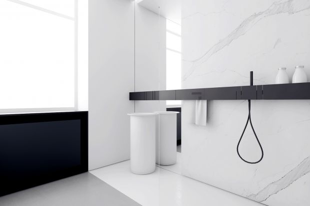 Łazienka urządzona w monochromie zachwyca minimalistycznym stylem i designerskimi akcentami.