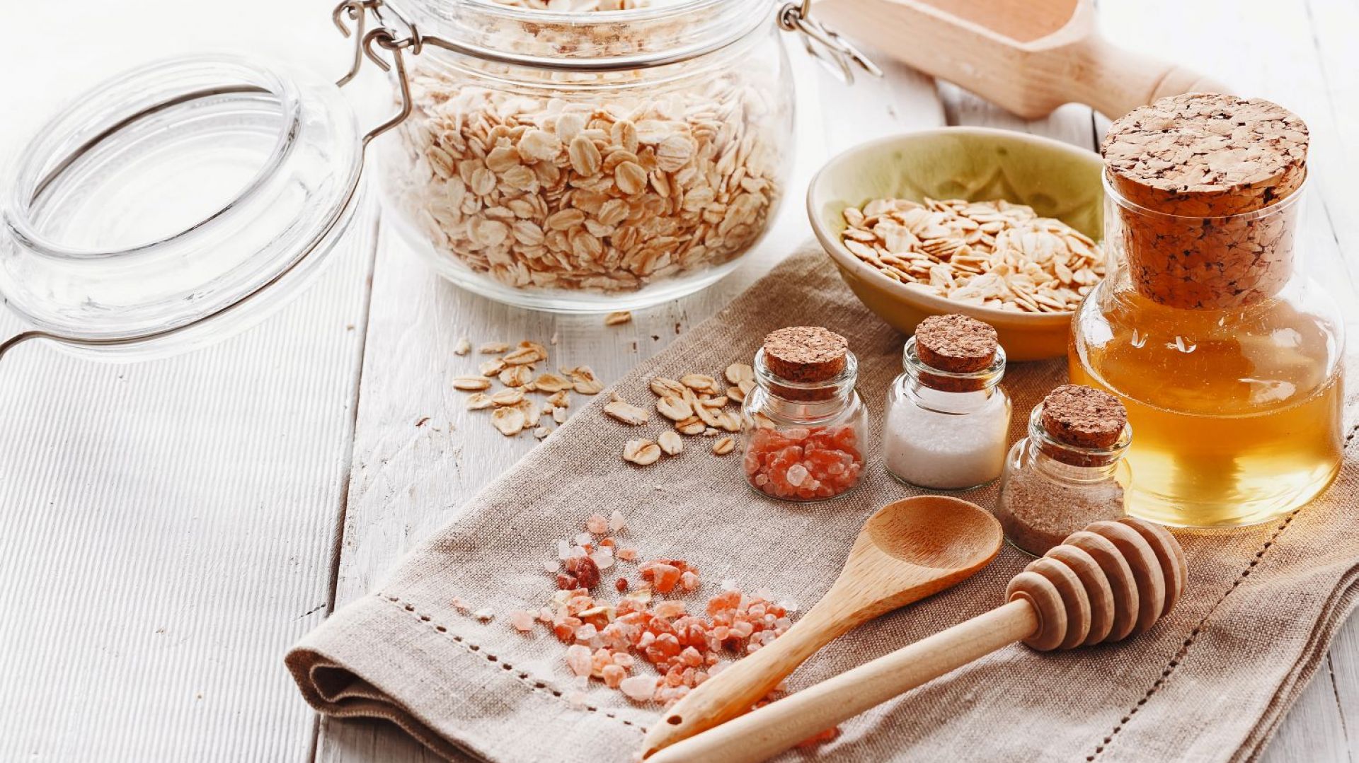 Naturalne kosmetyki można wykonać z produktów, których na co dzień używamy w kuchni. Płatki owsiane, miód, sól – wszystkie mają dobroczynne dla skóry właściwości. Fot. Fotolia