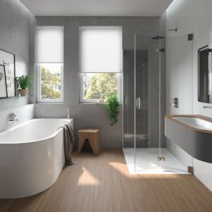 Wanna ze ściętym narożnikiem, wolna przestrzeń pod umywalką oraz płaski brodzik optycznie powiększają łazienkę. Fot. Kaldewei
