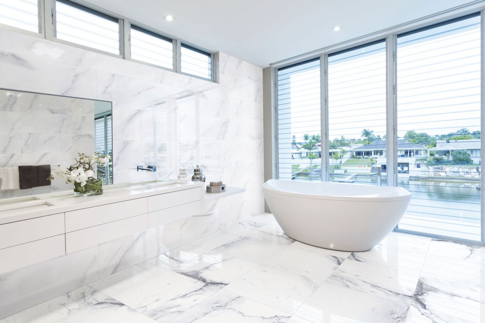 Płytki jak kamień z kolekcji Carrara imitują ten sławny marmur. Fot. HDC Porcelanicos