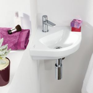 Kompaktowa umywalka montowana w narożniku pomieszczenia jest idealna do bardzo niewielkich przestrzeni, np. małych łazienek dla gości. Fot. Villeroy & Boch