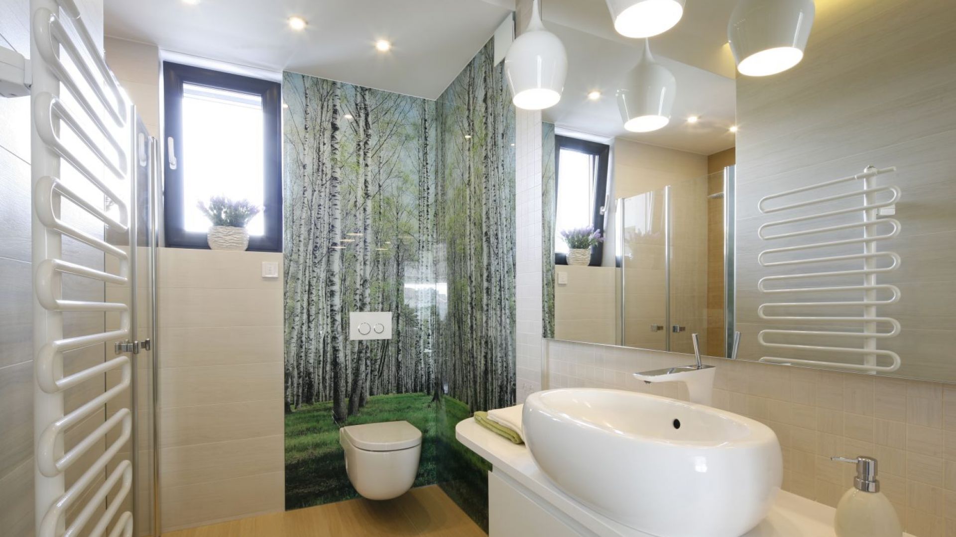 Natura w łazience: 3 pomysły na ścianę z motywem leśnym