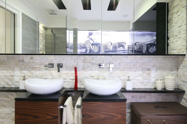 Ścianę w łazience można wykończyć wieloma materiałami, ale mało który jest równie szlachetny i elegancki jak naturalny kamień.