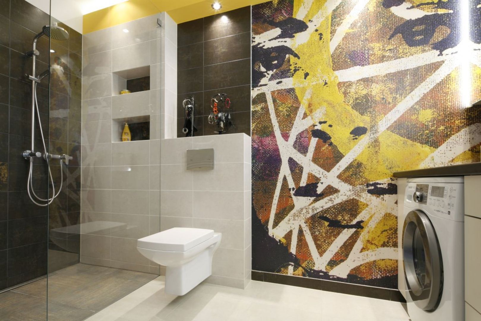 Nowoczesna, kolorowa grafika stanowi mocny dekoracyjny akcent w tej łazience. Projekt: Monika Olejnik. Fot. Bartosz Jarosz