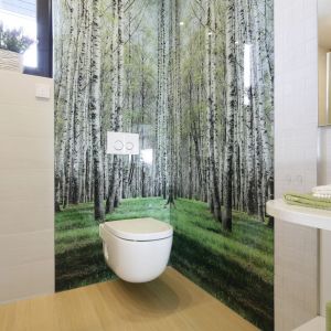 Jasna łazienka z fototapetą, przedstawiającą zielony las. Projekt: Renata Modrzyńska-Kasiak. Fot. Bartosz Jarosz