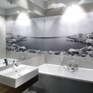 Fototapeta na ścianie optycznie powiększa łazienkę. Widok na wybrzeże Toskanii wycisza i relaksuje. Projekt: Lucyna Kołodziejska. Fot. Bartosz Jarosz