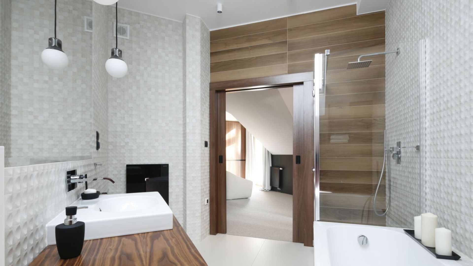 Kolory drewna w łazience: 10 pomysłów z polskich domów
