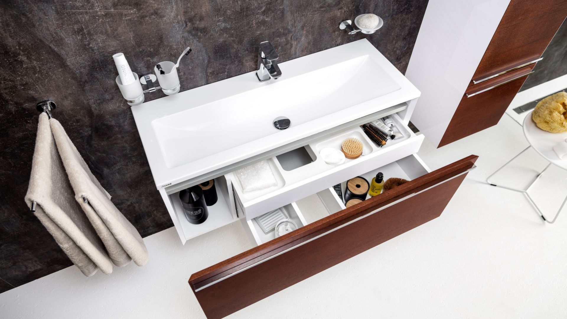 Przechowywanie w łazience: tak uporządkujesz przestrzeń pod umywalką