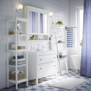 Praktyczny regał w formie drabiny ze stopniami-półkami o różnej szerokości. Idealny do przechowywania podręcznych kosmetyków i akcesoriów kąpielowych. Fot. IKEA