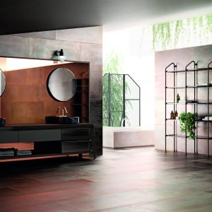 Koncepcja łazienki w stylu industrialnym powstała jako wynik współpracy marki meblarskiej Scavolini z wnętrzarską marką Diesel Home. Open Workshop to propozycja z dużą ilością modułowych konstrukcji, opartych o metalowe tuby. Fot. Scavolini/Diesel Home