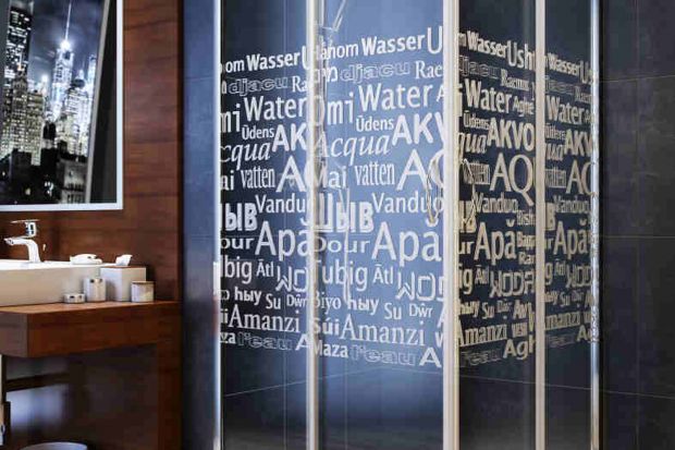 Kabina prysznicowa może być pełnoprawnym elementem dekoracyjnym łazienki. Zobaczcie model z typograficznym wzorem.