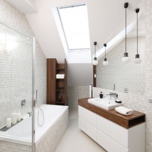 W klimat nowoczesnej łazienki wpisuje się efektowne oświetlenie, wiszące na dwóch kablach różnej długości. Projekt: Jan Sikora. Fot. Bartosz Jarosz