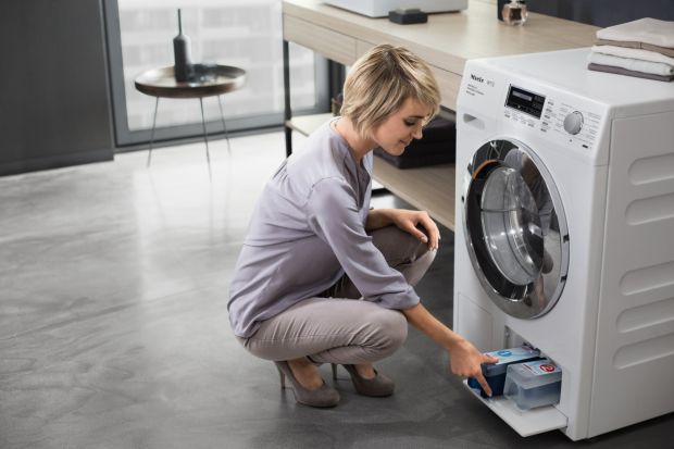 Dozowanie, pranie i suszenie: jeden przycisk i gotowe. Tak działają najnowsze pralko-suszarki, które (poza tym) łączą się ze smatrfonem.