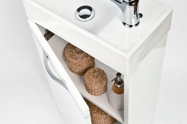 Mała łazienka: praktyczny zestaw szafki z umywalką
