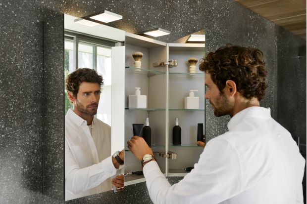 Szafka lustrzana to od lat klasyczna pozycja w łazience. Łączy ona w elegancki sposób lustro, światło i miejsce na drobiazgi. Zobaczcie najnowszy model znanej marki.