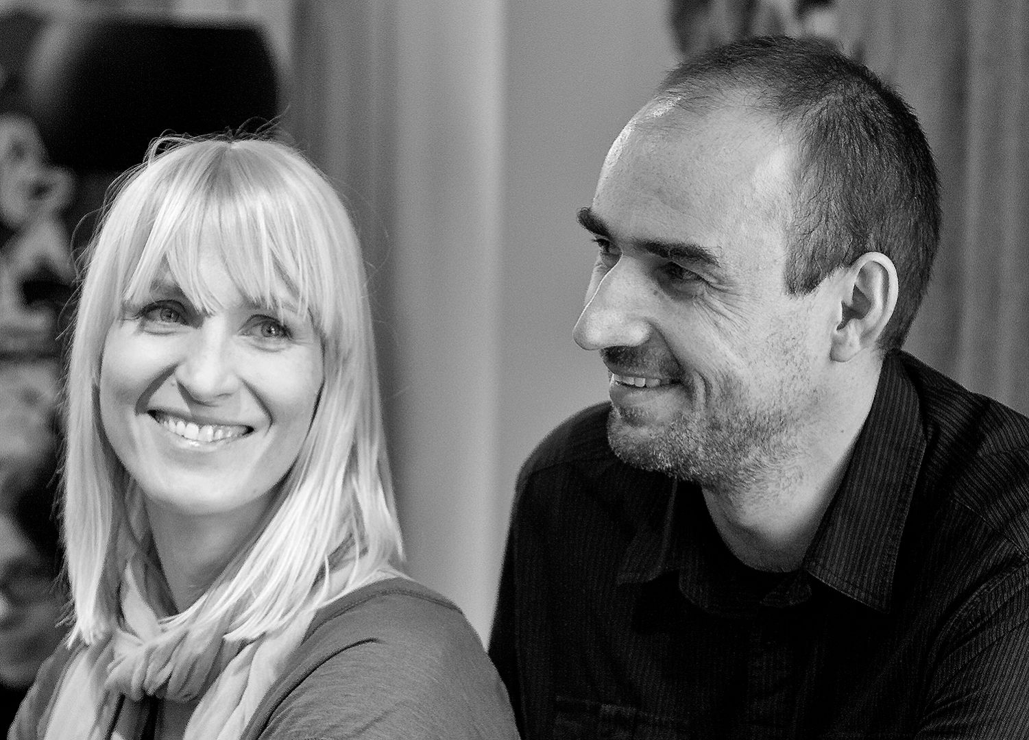 Monika i Adam Bronikowscy to projektanci, menadżerowie designu i przedsiębiorcy. Na co dzień tworzą zgrany duet projektowy, liderując zespołowi pracowni HOLA Design, którą sami założyli.