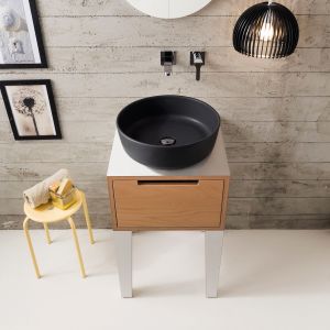 Bezprzelewowa umywalka nablatowa Mizu ma czystą formę i występuje w różnych wykończeniach powierzchni - np. matowej czerni. Projekt: Emo design. Fot. Scarabeo Ceramiche