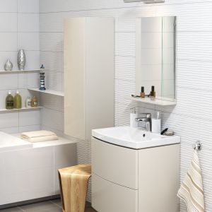 Do małej łazienki warto również wybrać wiszące sprzęty – miskę toaletową i meble. Fot. Cersanit, meble Easy