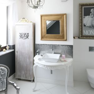 Projekt łazienki w stylu glamour z elementami w kolorze srebra. Projekt: Magdalena Konochowicz. Fot. Bartosz Jarosz