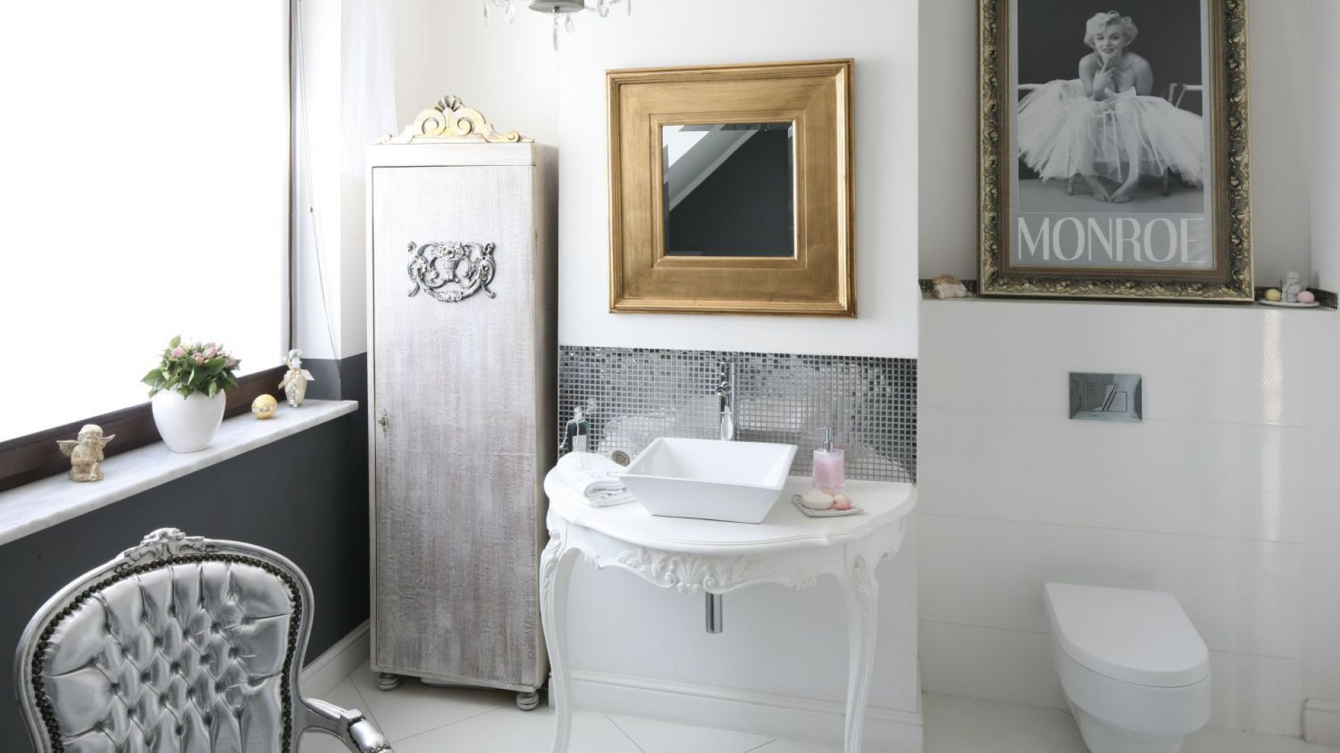 Łazienka w stylu glamour: postaw na srebrne detale