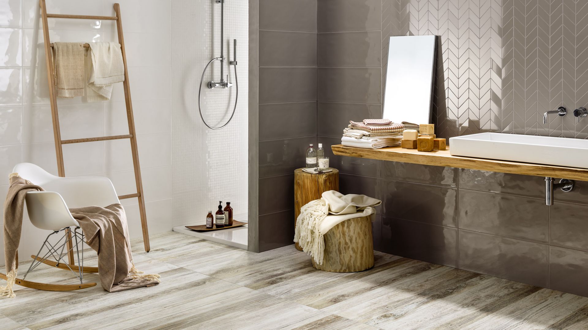 Szare, połyskujące płytki ceramiczne układane w jodełkę z kolekcji Verve marki NovaBell. Fot. NovaBell