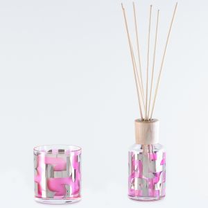 Candles & Home Fragrances to seria odświeżaczy powietrza i świeczek, dla których buteleczki zaprojektował sam Karim Rashid. Fot. Egizia
