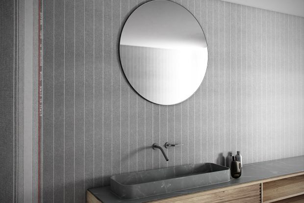 Elegancka łazienka: wykończ ścianę tekstylną tapetą