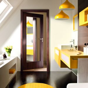 Drzwi łazienkowe Nova 2.1 marki Porta ze zintegrowaną lustrzaną taflą pokrywającą niemal całe skrzydło drzwiowe. Fot. Porta