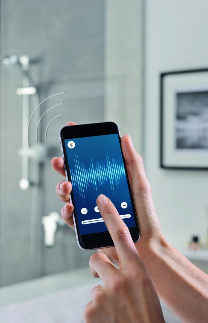 Sterowanie głośnikiem Aquatunes z poziomu smartfona. Fot. Grohe