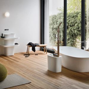 W serii Fonte (proj. Monica Graffeo) umywalki, pojemniki na przybory toaletowe oraz drewniane akcesoria inspirowane japońską filozofią dbania o ciało. Fot. Rexa Design