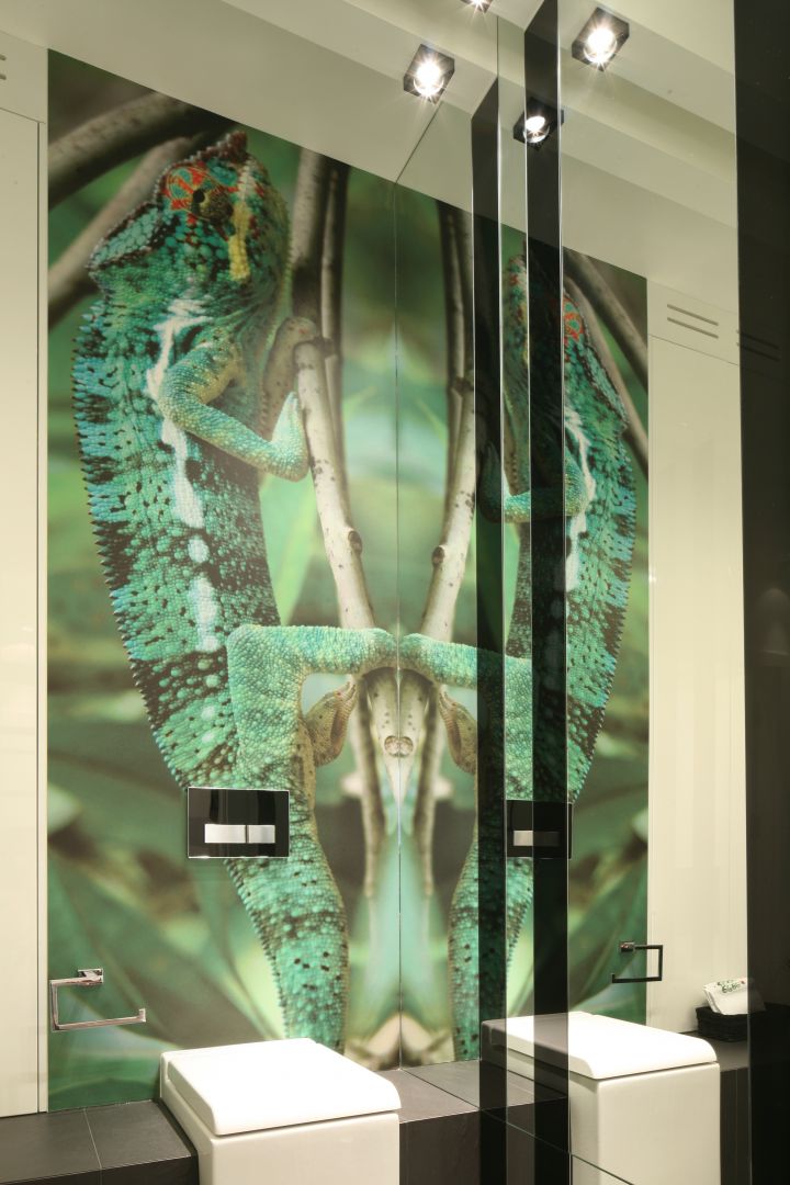 Ścianę w toalecie gościnnej zdobi zielona fototapeta z równie zielonym kameleonem wspinającym się po gałęzi. Proj. Katarzyna Mikulska-Sękalska. Fot. Bartosz Jarosz
