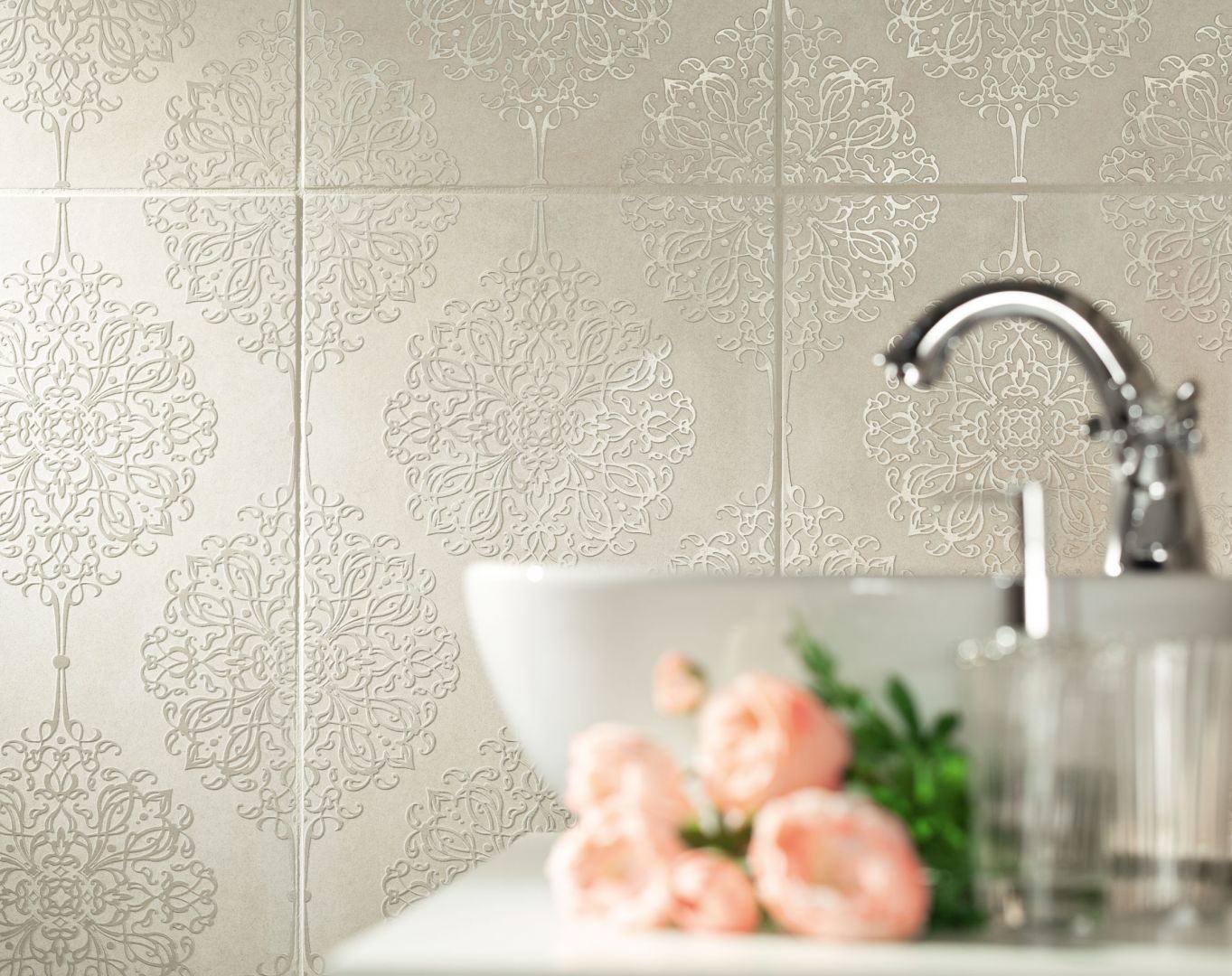 Płytki ceramiczne z koronkowym dekorem z kolekcji Abigaile. Fot. Tubądzin